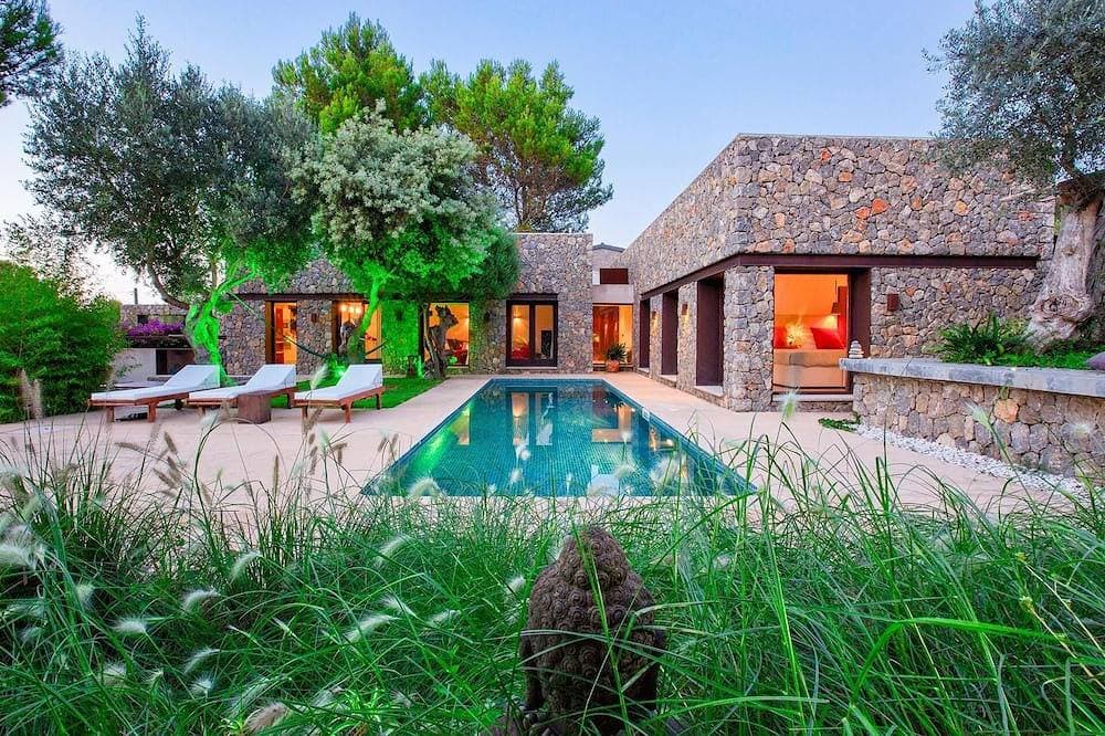 Atemberaubende moderne Design-Villa am Berg in einzigartiger Lage, Terrassen und Pool 1
