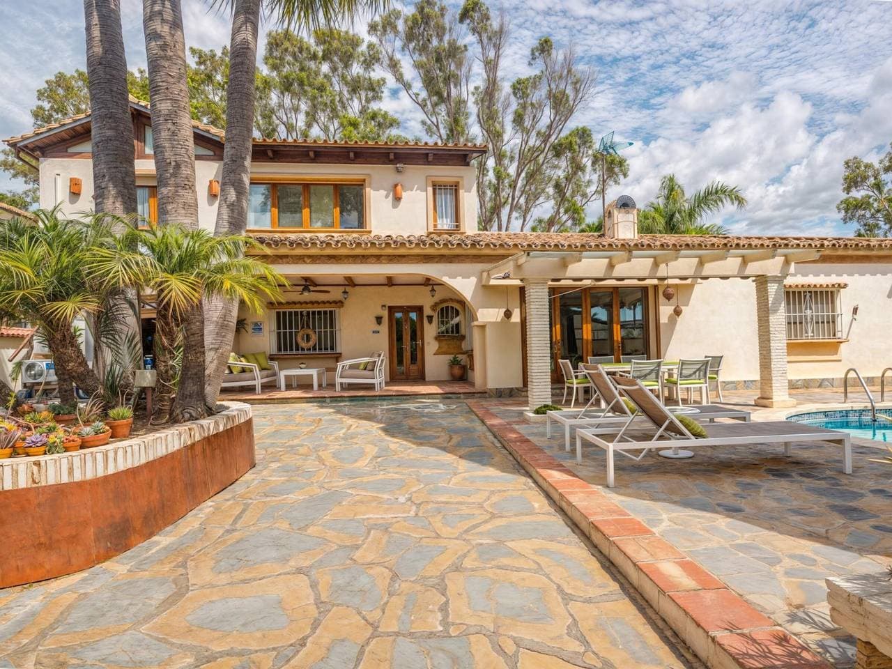 Foto 4 von 25: Luxusvilla nahe dem Meer mit Pool in Marbella
