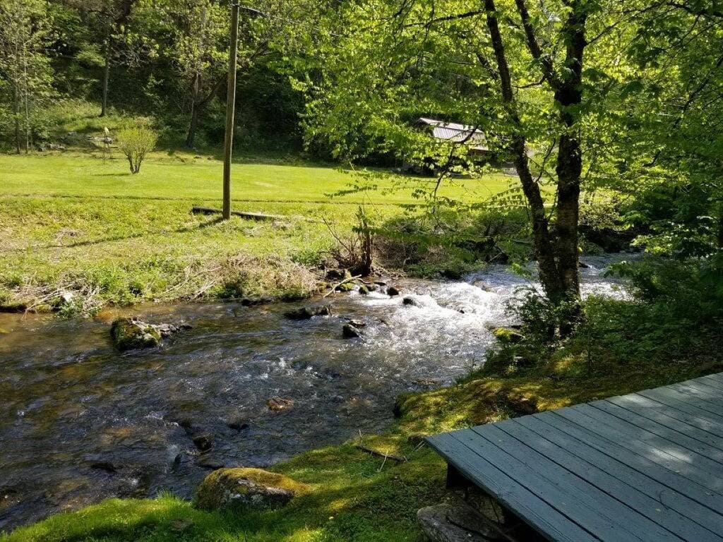 Foto 4 von 42: Urig, friedlich und Creekside!  Alarka friedliche Nebenfluss-Kabine - Bryson City
