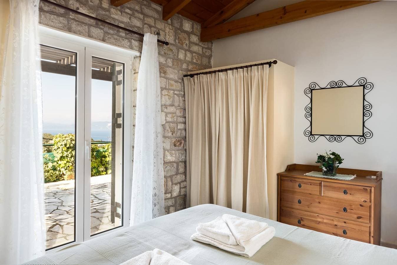Foto 7 von 29: Magnificent Paxos Villa | 2 Bedrooms | Villa Shiryu | Breathtaking Sea/Gaios Views and Private Pool | Loggos