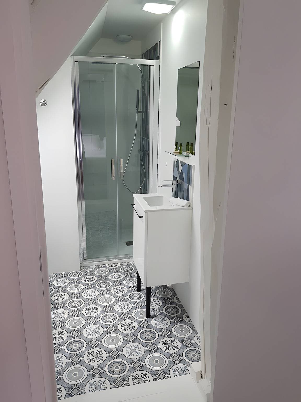 Foto 9 von 28: Gästezimmer „Chambre bleue – 1. Etage“ mit gemeinsamem Garten und WLAN