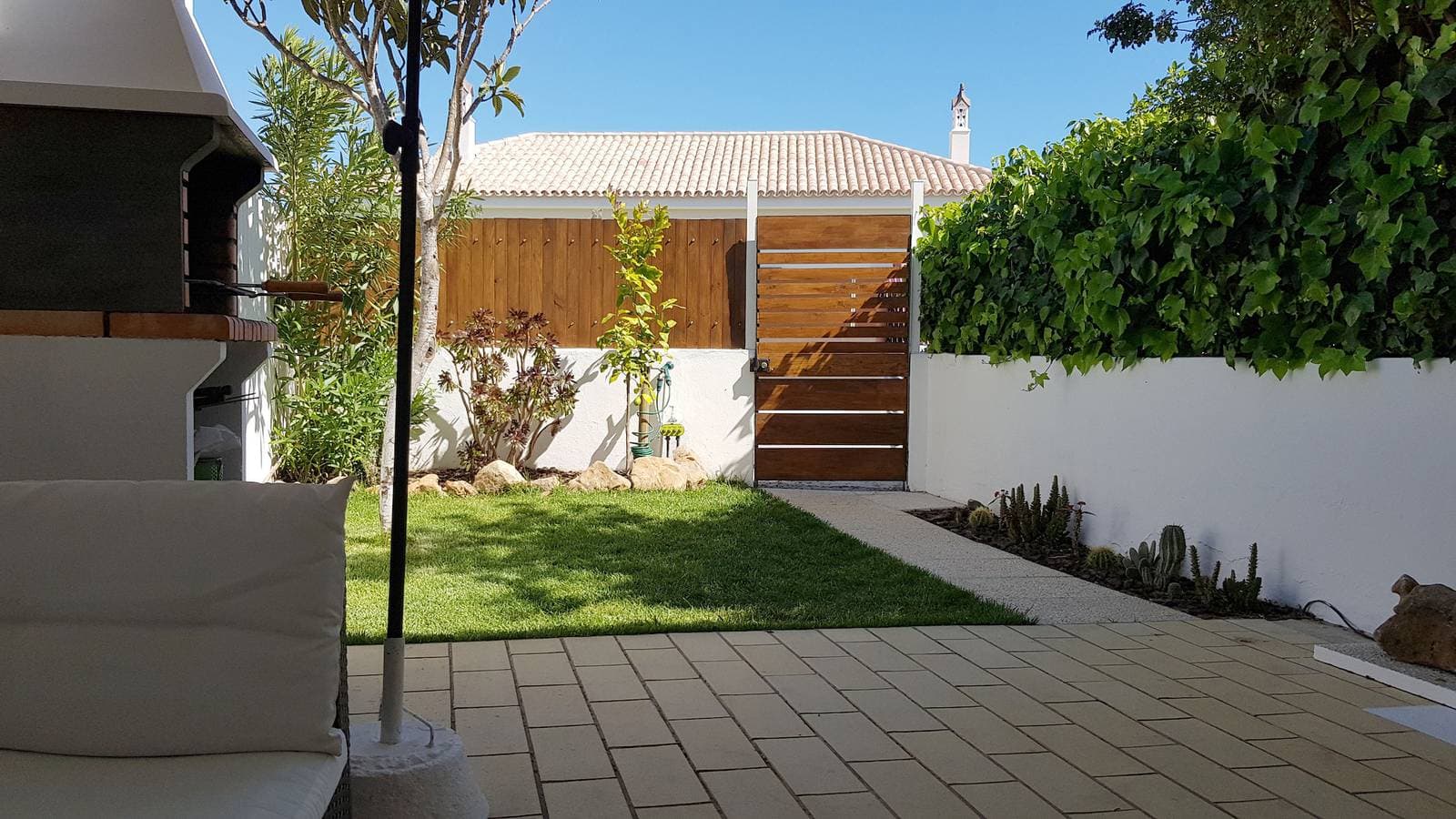 Foto 3 von 43: Magnific Studio with a cozy garden by Rentals in A