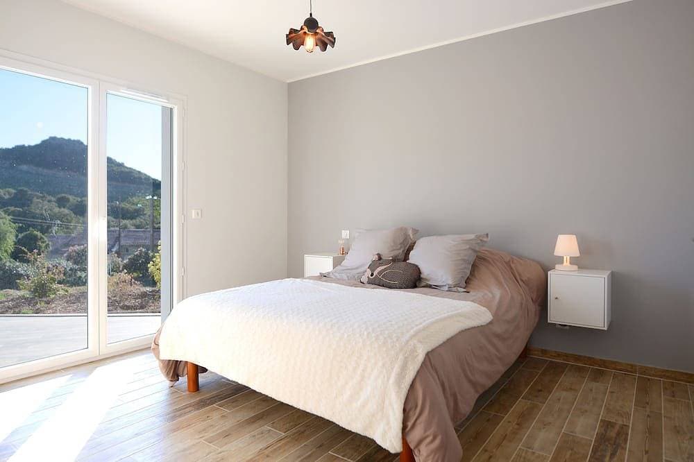Foto 4 von 26: Neue Villa mit Pool mit Blick auf einen Hektar Land mit Blick auf den Weinberg