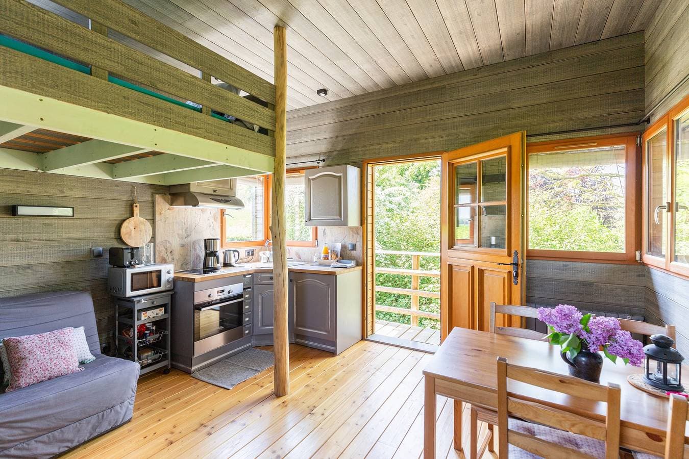 Foto 3 von 28: Baumhaus „La Cabane Perchée“ – Übernachten in 5 Metern Höhe mit Ausblick