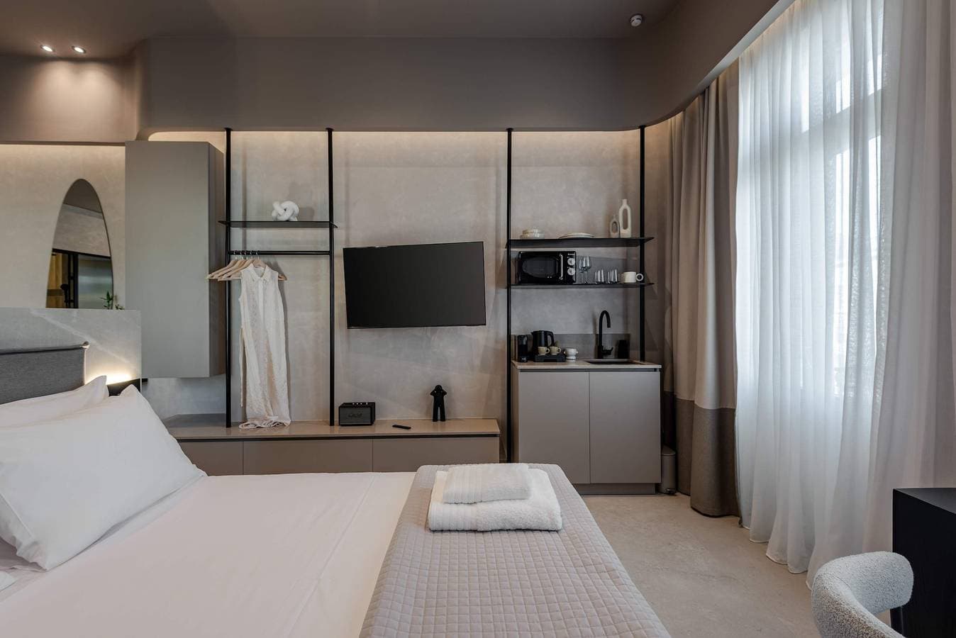Foto 8 von 13: Amara Luxury Living With Hot Tub & City Balcony