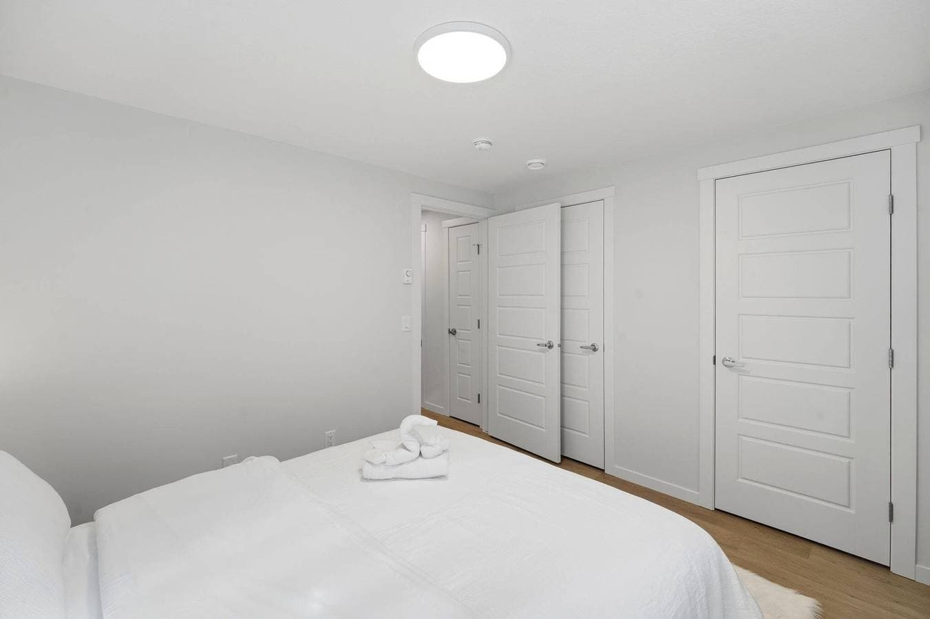 Foto 9 von 30: Livingston Haven - Moderne Privatsuite mit 1 Schlafzimmer