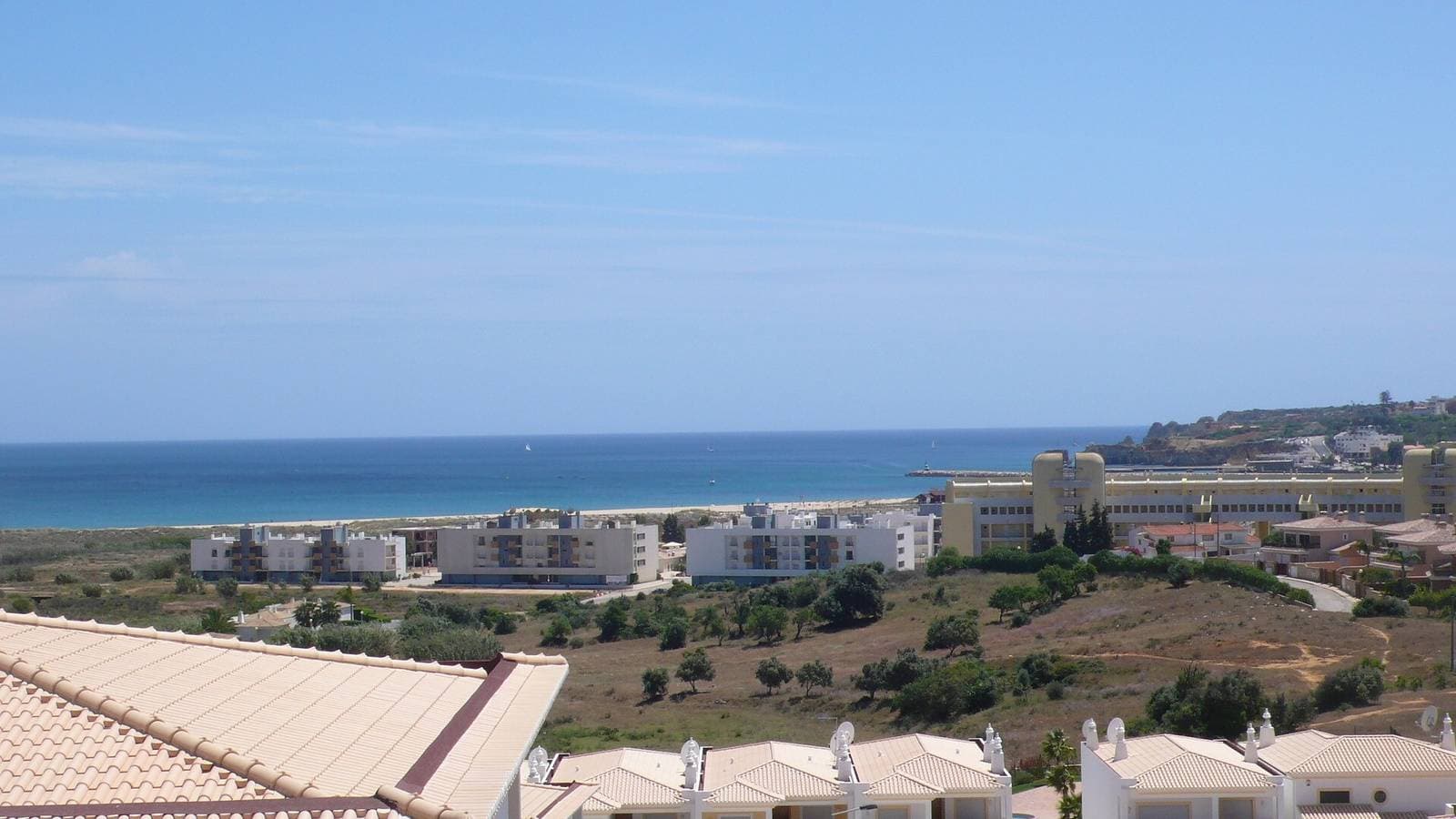 Foto 2 von 27: Meia Praia Beach Apartment mit Meerblick, Pool, WLAN, Balkon und Garten