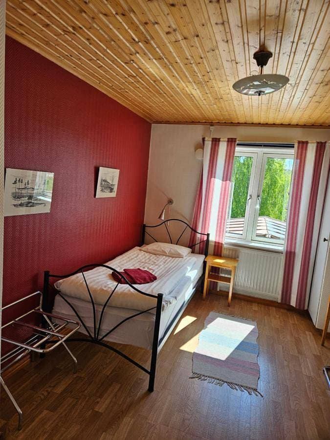 Foto 2 von 9: Twin Room with Shared Bathroom