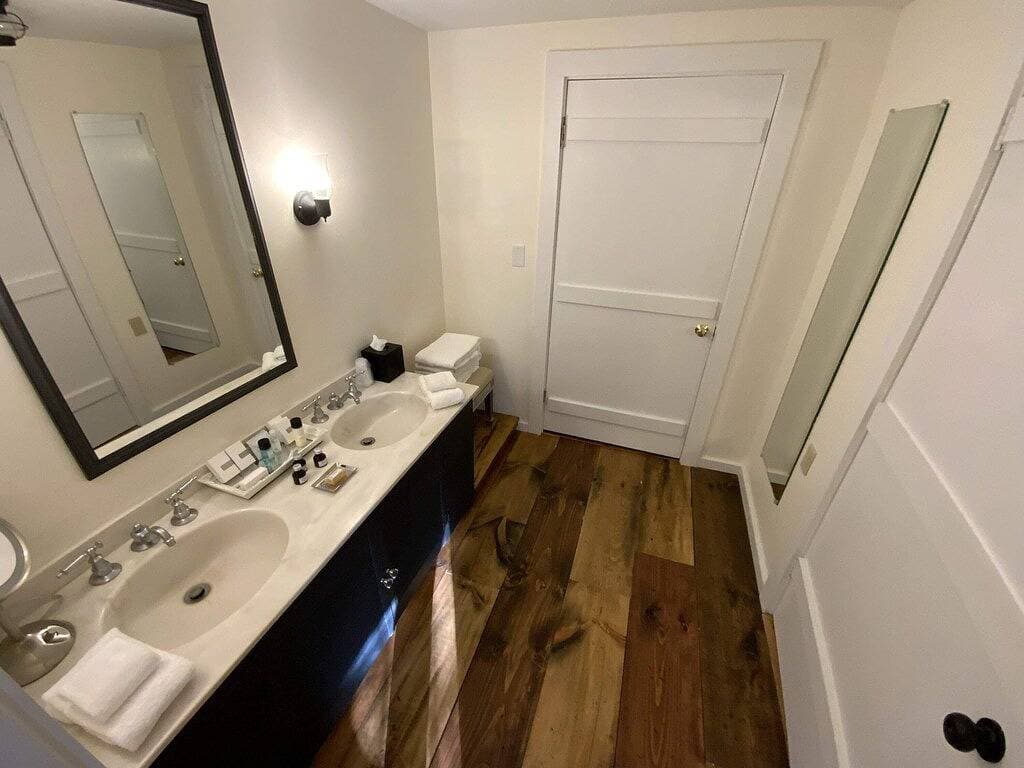 Foto 6 von 19: Luxus King Suite, Wohnzimmer mit Schlafsofa, Balkon & 1,5 Bäder