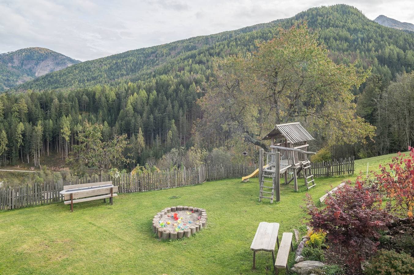 Foto 8 von 33: Ferienwohnung 'Kranebitterhof Edelweiss' mit Bergblick, Gemeinschaftsgarten und WLAN