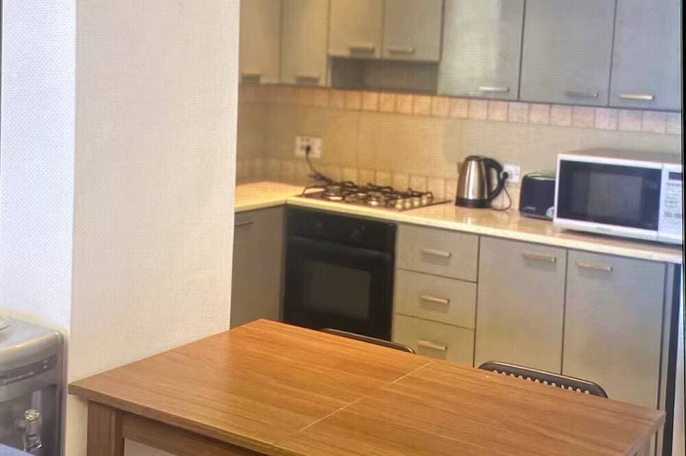 Cozy 2-Bed Apartment by the Kings Avenue Mall 1