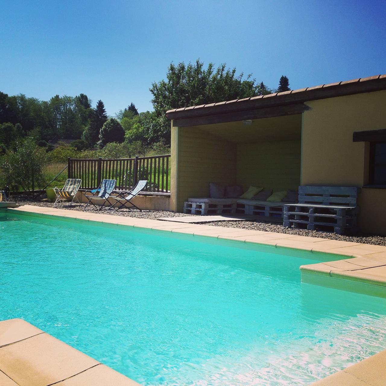 Foto 4 von 29: Gästezimmer „La Ferme De La Croix D’Allon“ mit Pool, Garten und gemeinsamem WLAN