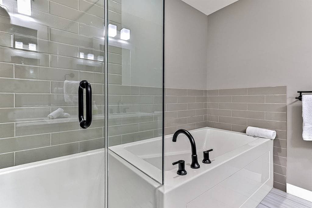 Amazing 1 bedroom & Den Penthouse Suite!  Vaulted! 1