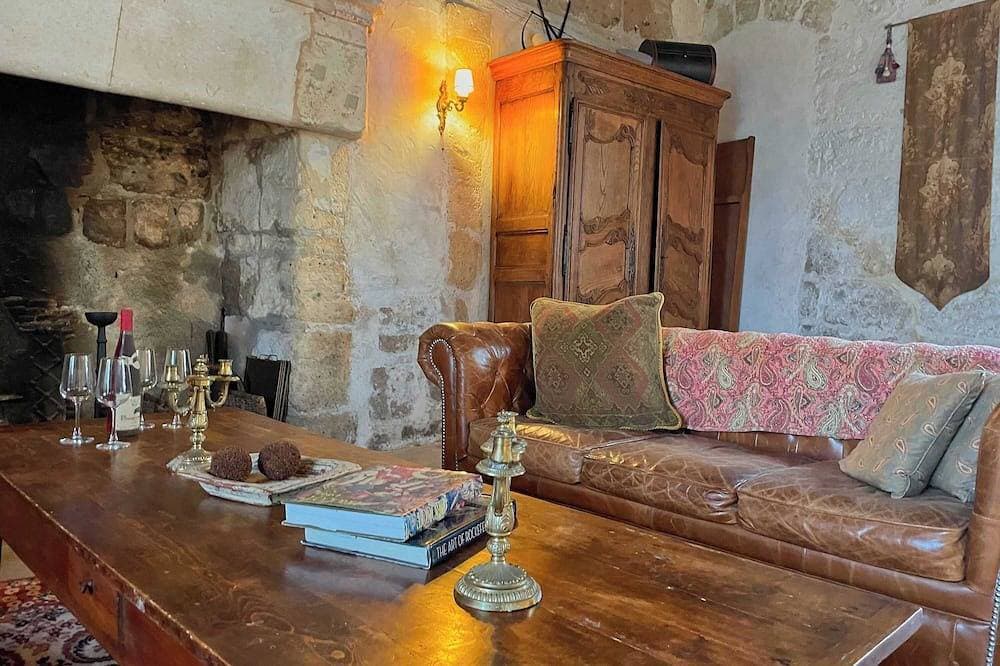 Foto 5 von 30: Elegant 14th-Century Château in Celles, Dordogne.