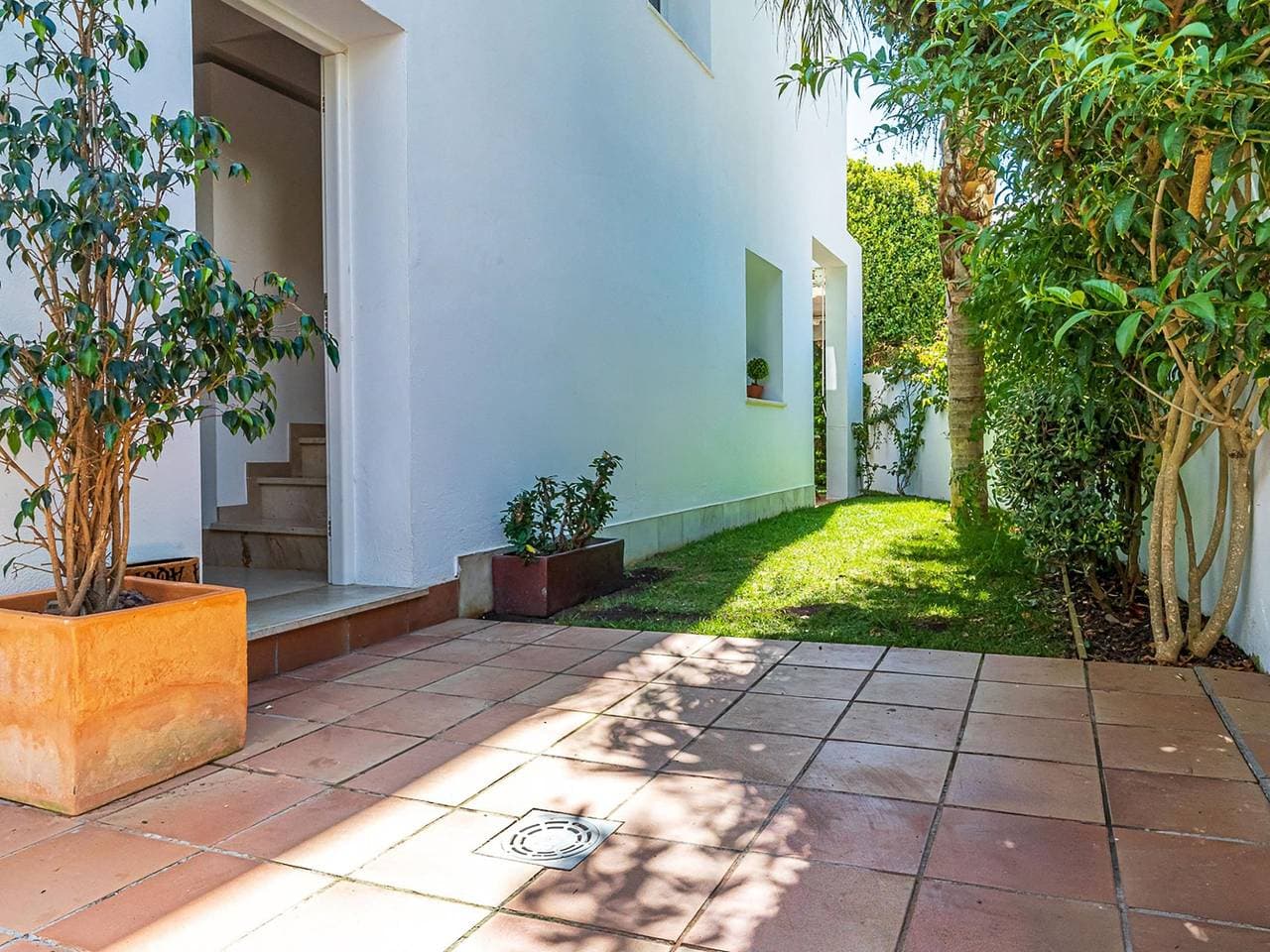 Foto 4 von 33: Behagliches Reihen-Endhaus im Residencial Playa Fontanilla bei Conil. Mit Pool.