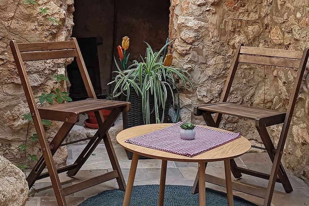 El Bosquet 1897. 2-Bedroom Vacation Rental. We are pet-friendly. 1