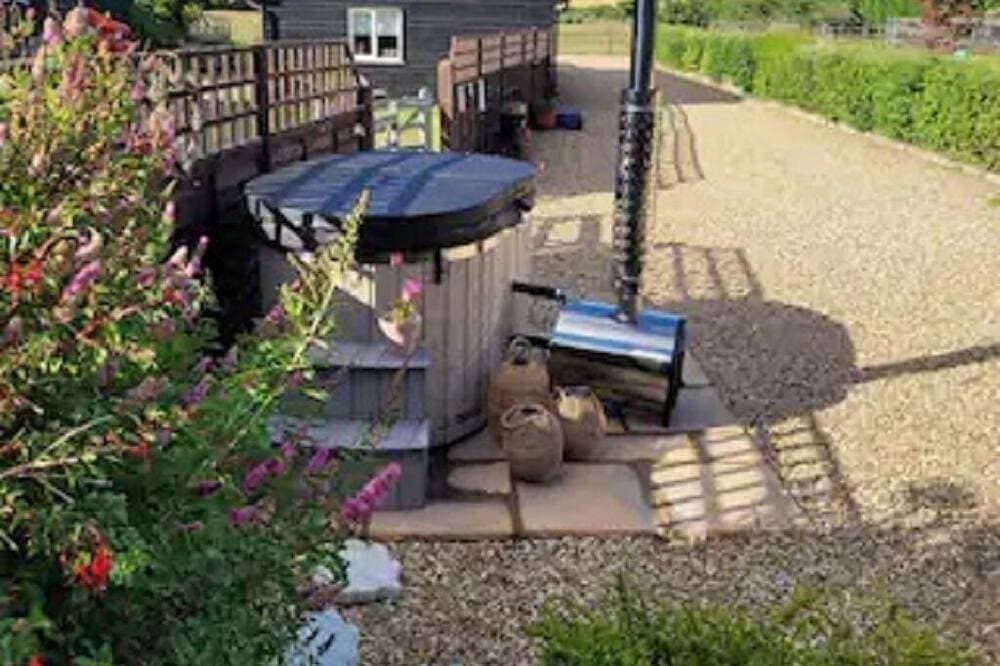 Birch Cottage: Starlit Soaks and Wood-Fired Warmth hot tub 1
