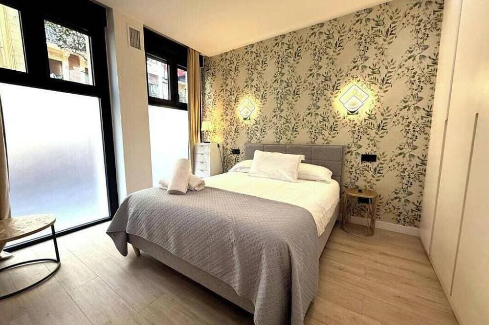 Foto 3 von 30: Stylish 120 m² Duplex Near Atocha Station – Sleeps 8, A/C & Fast WiFi