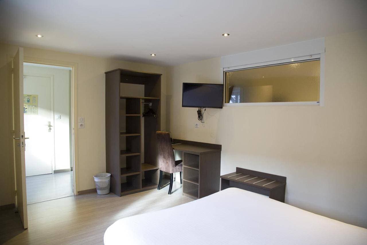 Foto 4 von 9: Twin Room with Shower - Disability Access