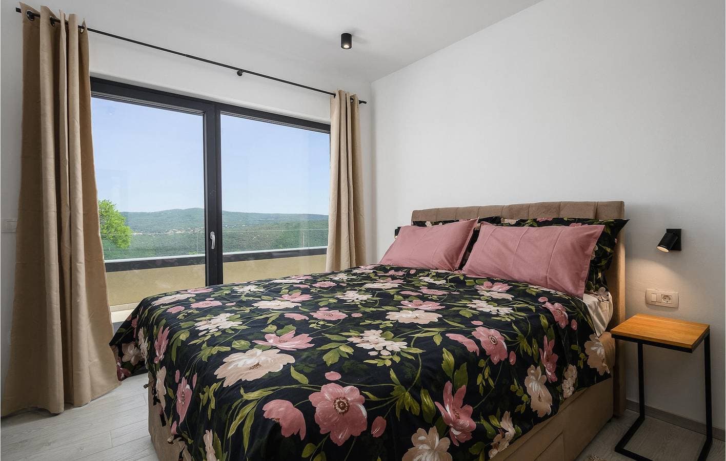 Foto 6 von 54: Gemütliche Ferienwohnung mit beheiztem Pool, Terrasse und WLAN in der Nähe des Stadtzentrums von Raša