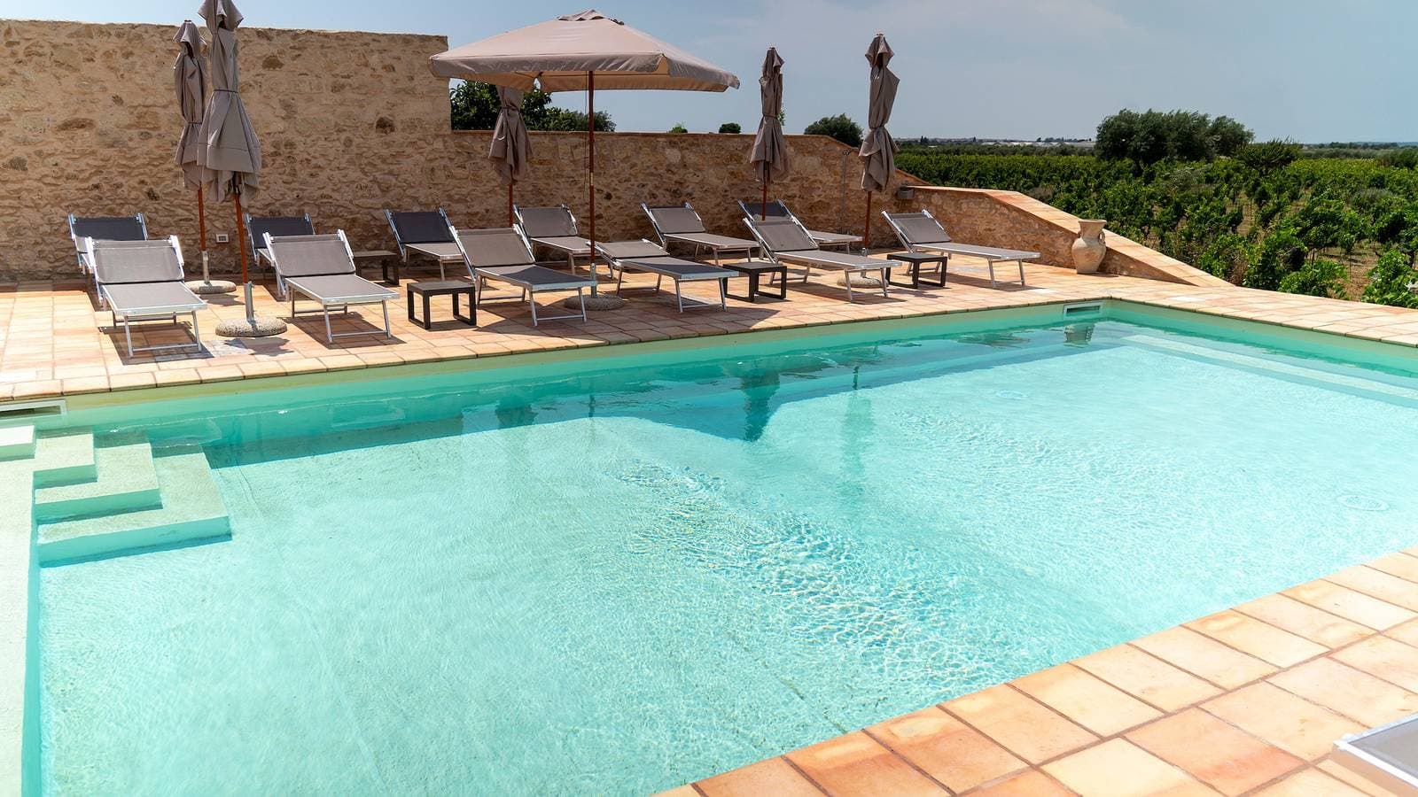 Foto 2 von 23: Zimmer 'Vigna Di Pettineo - N6' mit Gemeinschaftspool, privater Terrasse und Klimaanlage
