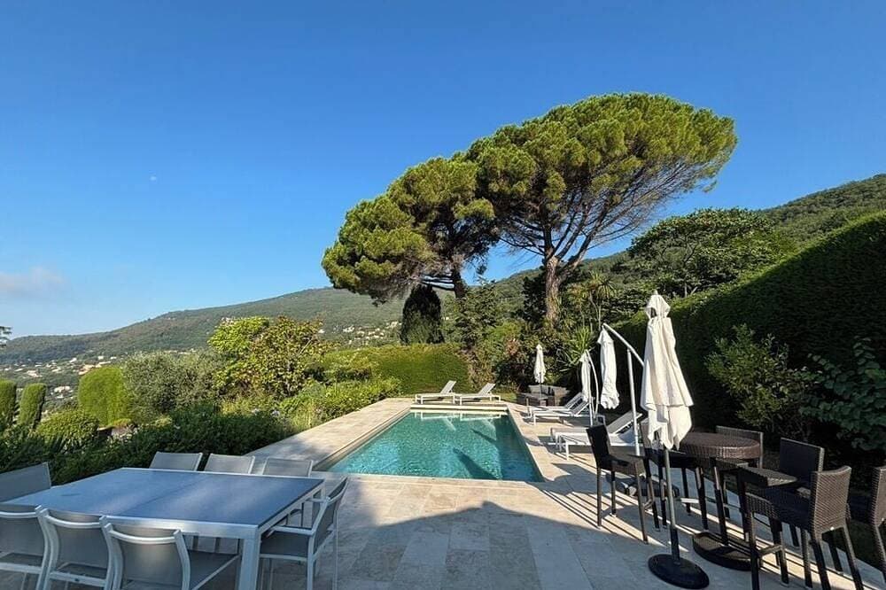 Foto 10 von 30: Beautiful 4 bed villa, stunning panoramic views, fully-equipped pool house.