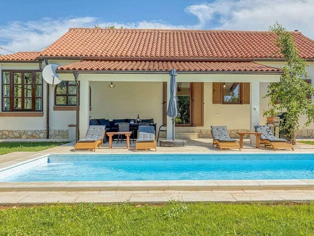 Agatta mit privatem Pool 1