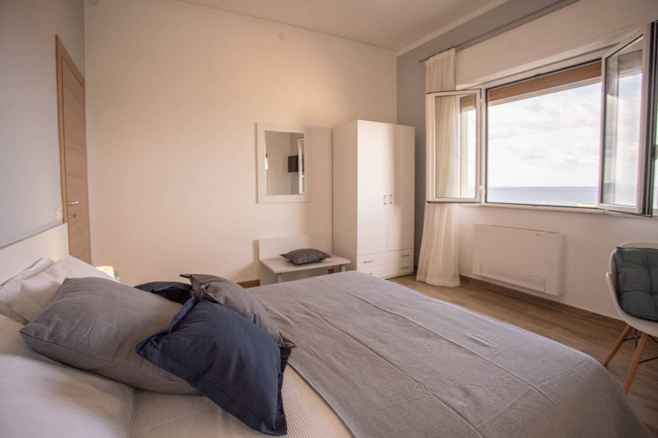 Seaview Rooms - Queen Room 2 - Loc 1