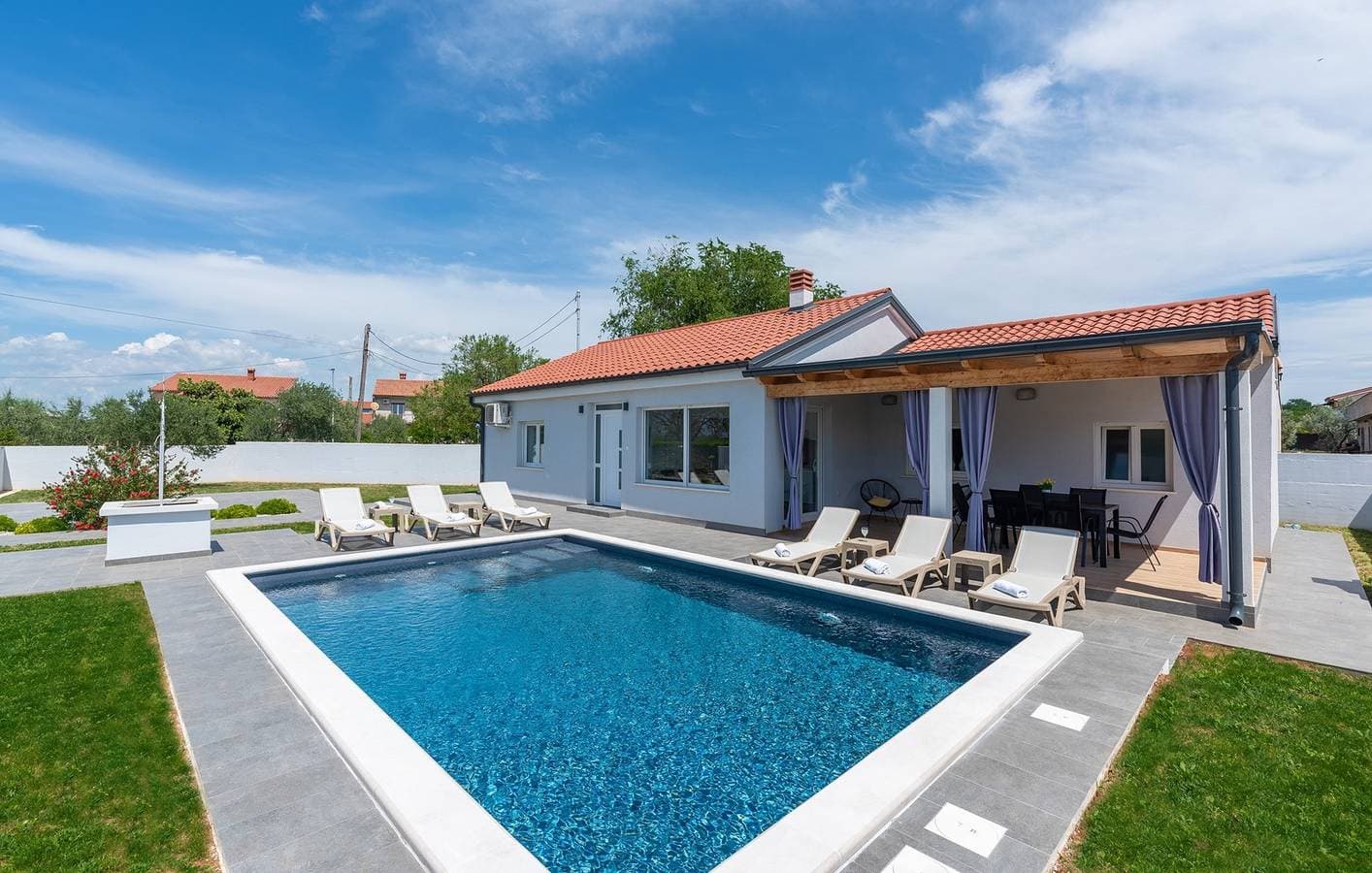 Ferienhaus mit privatem Pool und Garten für 6 Personen, nahe dem Strand in Valbandon
 1