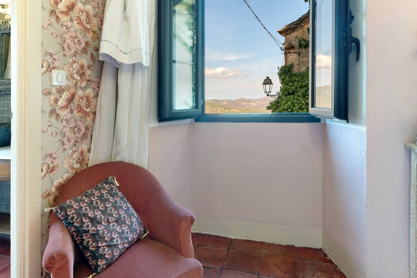 Foto 8 von 38: Gästehaus Casa Ghjunca – Zimmer Ciucciarella mit Blick auf Dorf und Berge
