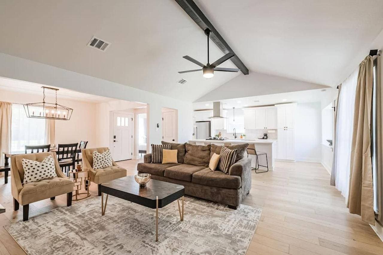 Rena Home Sleeps 8 Yard King Ensuite 1