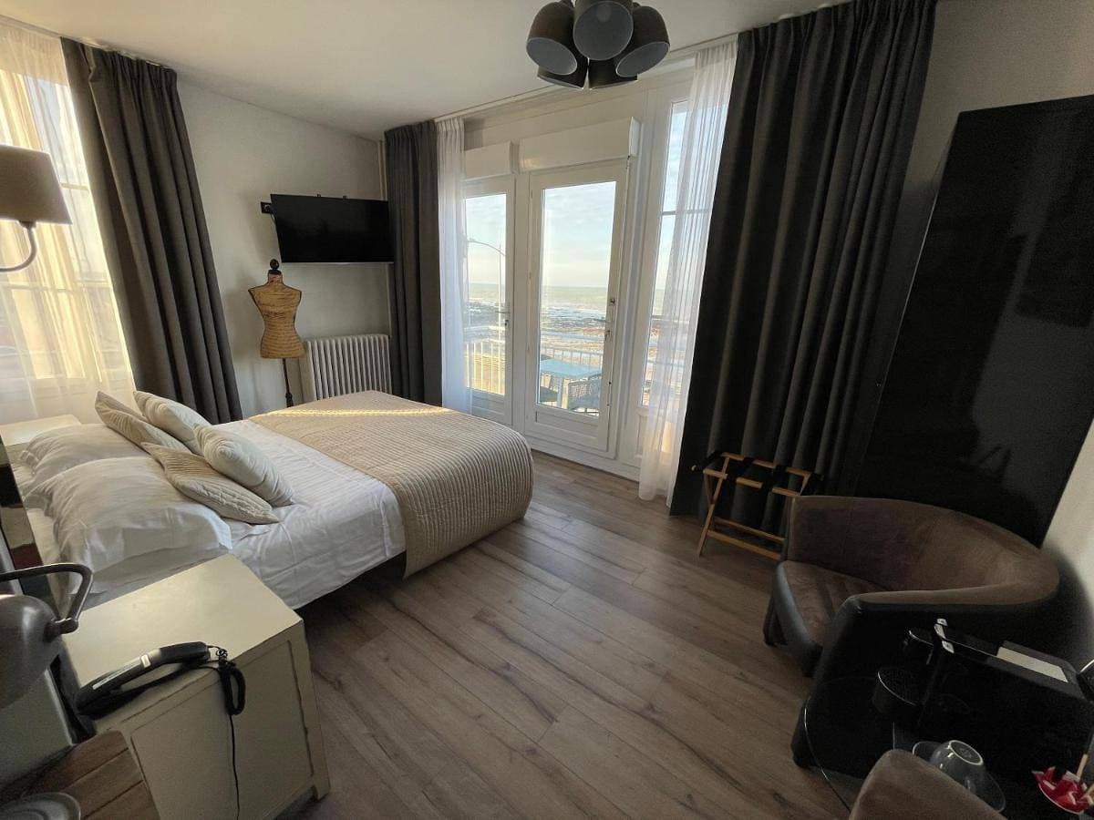 Foto 2 von 9: Double Room with Side Sea View
