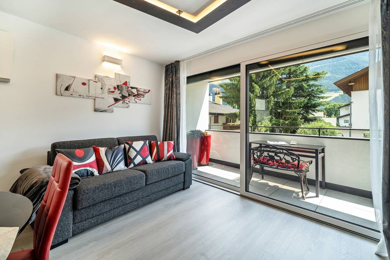 Foto 2 von 25: Ferienwohnung "Il Cuore Rosso" - Neubau im Zentrum mit Bergblick, Balkon und Klimaanlage
