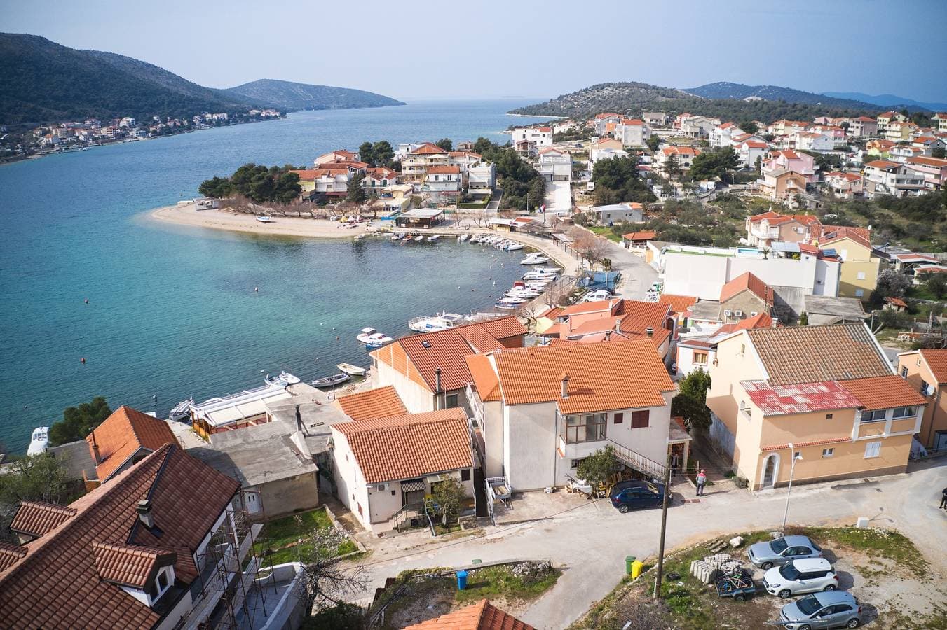 Foto 2 von 50: 4-Zimmer-Ferienwohnung mit Terrasse und Meerblick Grebastica, Sibenik A-482-a