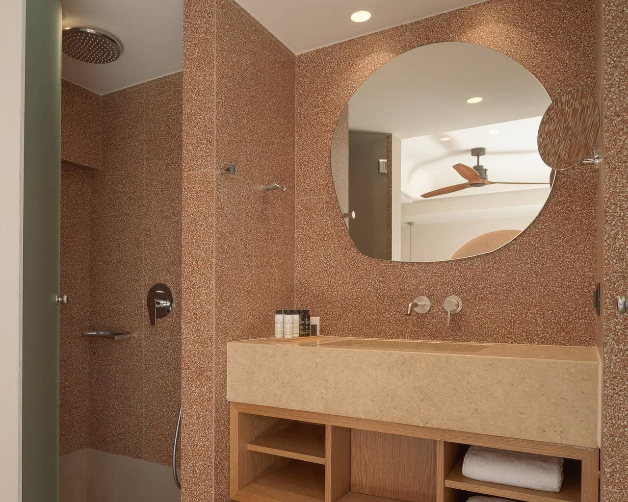 Foto 9 von 29: Dazzling Chersonisos Suite | Valtos Suite | Deluxe Bedroom | Adults Only