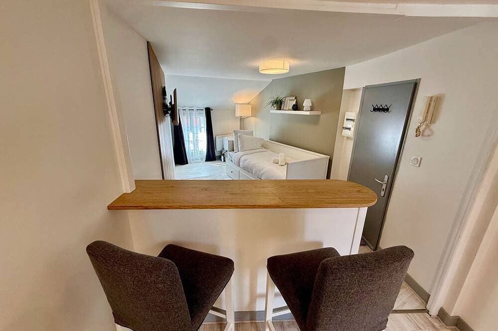Foto 2 von 14: Studio-cosy et calme-Stadt-Ensuite mit Dusche