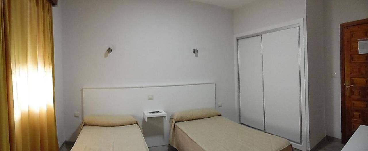 Foto 7 von 14: Twin Room with Private Bathroom