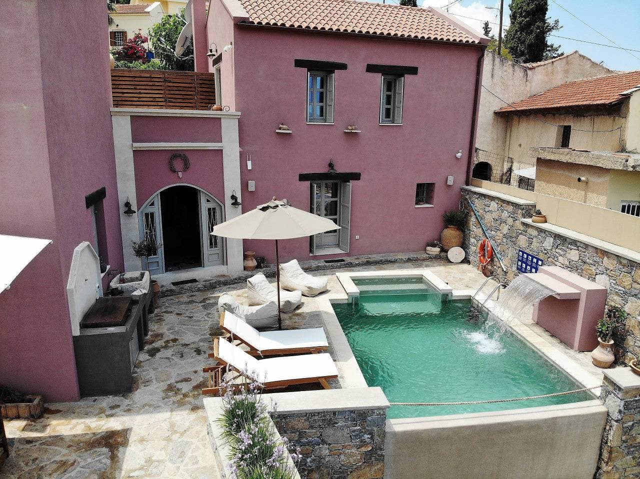 Foto 10 von 29: Traditional Villa with Private Heated Pool and BBQ