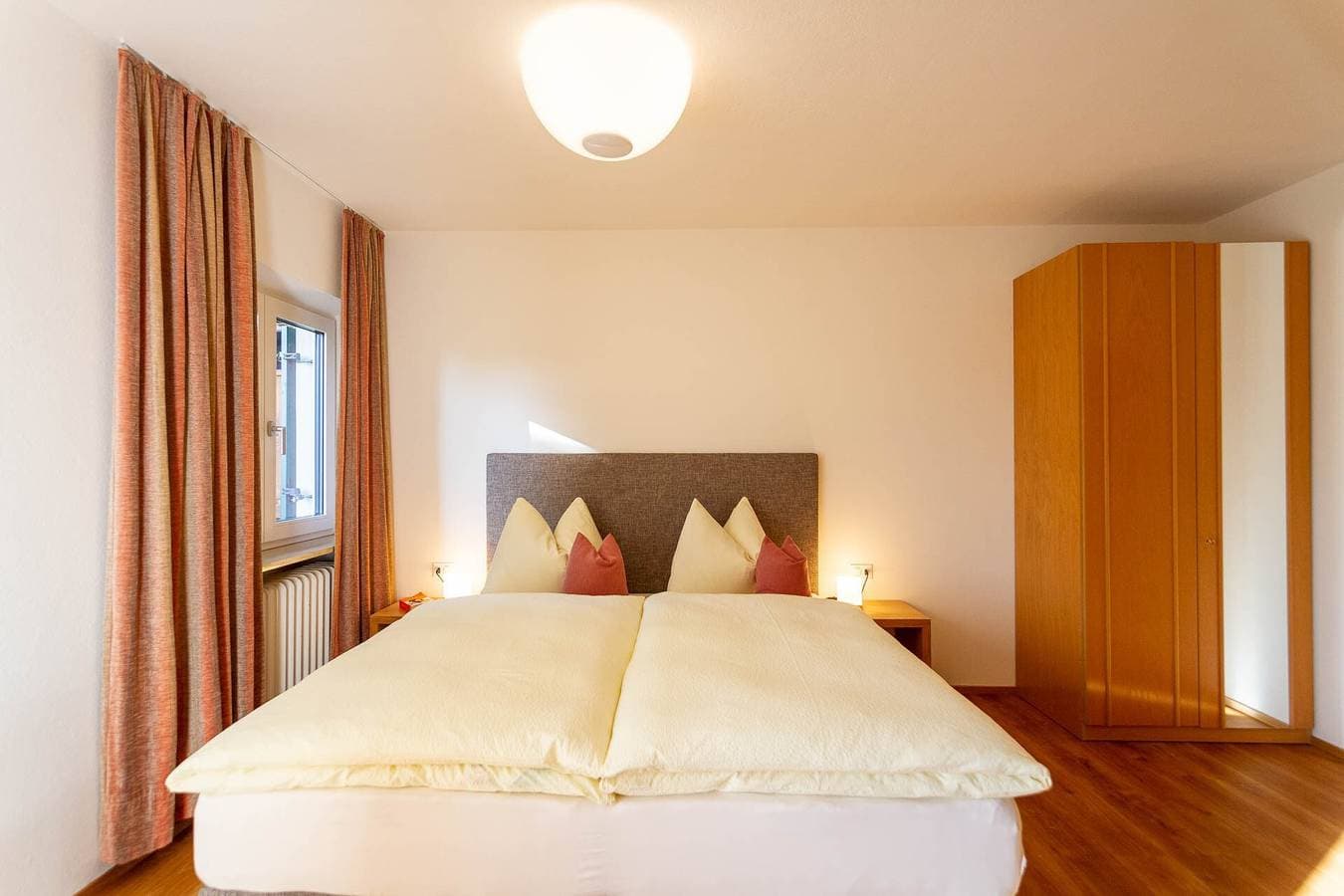 Foto 12 von 25: Ferienwohnung "Haus Lohengrin - Ferienwohnung 1" mit Blick auf die Berge