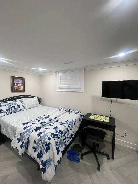 Foto 12 von 30: Luxuriöses Zimmer mit privatem Bett und Bad im Untergeschoss in Toronto