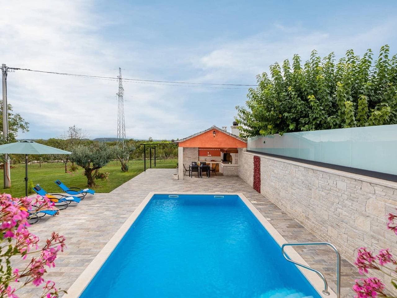 Foto 7 von 40: Stilvolle Villa mit Swimmingpool und Garten