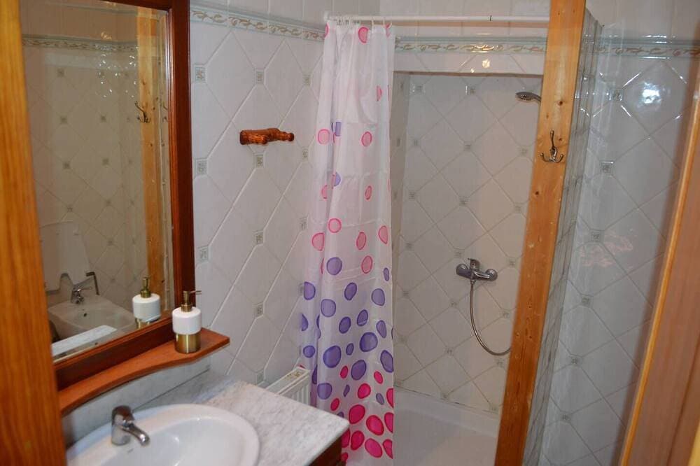 Foto 10 von 30: This twin room has two single beds with a private separate bathroom ( bathroom across the hallway). The view is of the whole garden area and the sea can be seen on clear days.