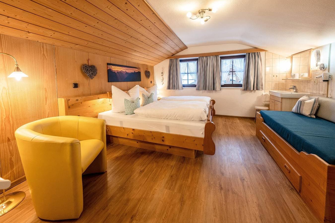 Foto 3 von 29: Ferienwohnung 'Nr. 2 Karwendel' mit Bergblick, Balkon und Wi-Fi