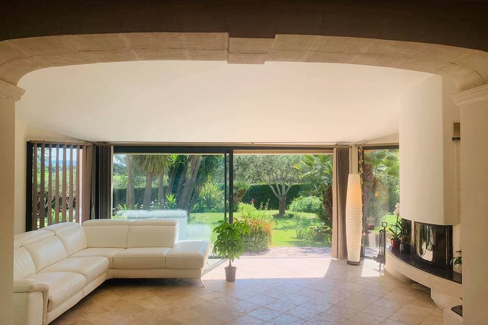 Foto 5 von 18: Spacious Villa, Tennis Court, Large Park