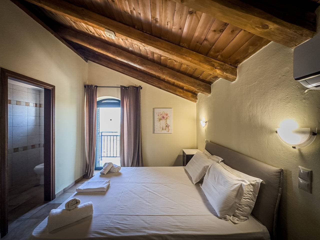 Foto 10 von 16: Niriides Villas_Aktea_ 3-Schlafzimmer privater Pool