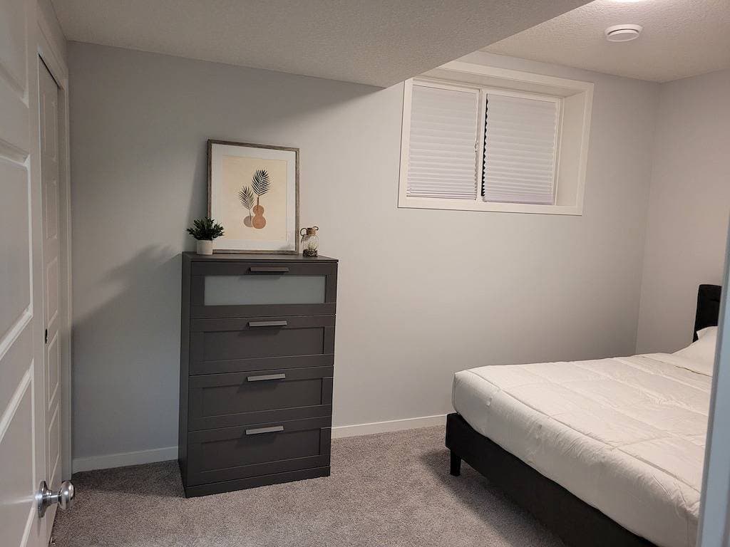 Foto 13 von 19: Affordable Luxury – 2-Bedroom Suite in Wolf Willow, Calgary!