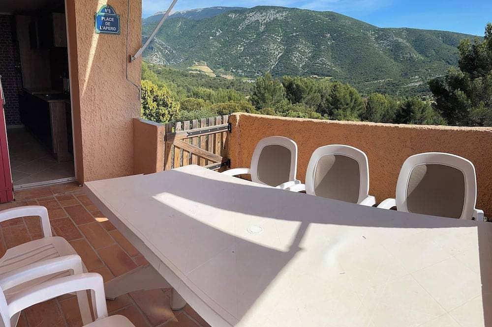 Large bastidon with exceptional views, on the edge of a hill. 1