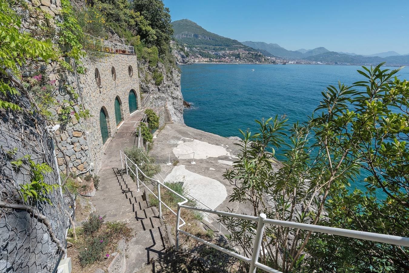 Foto 4 von 40: Villa 'Luxury A Strapiombo Sul Mare' mit Meerblick, Wi-Fi und Klimaanlage