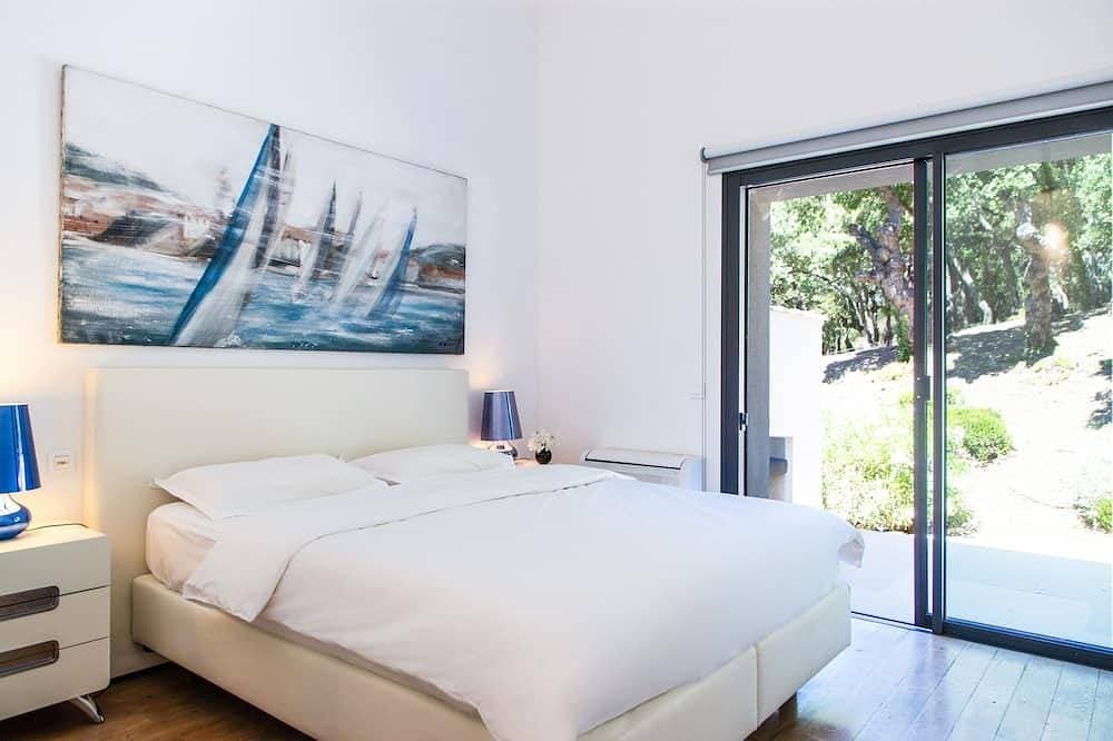 Foto 6 von 30: Wunderschöne zeitgenössische Villa mit Blick in eine grüne Umgebung.