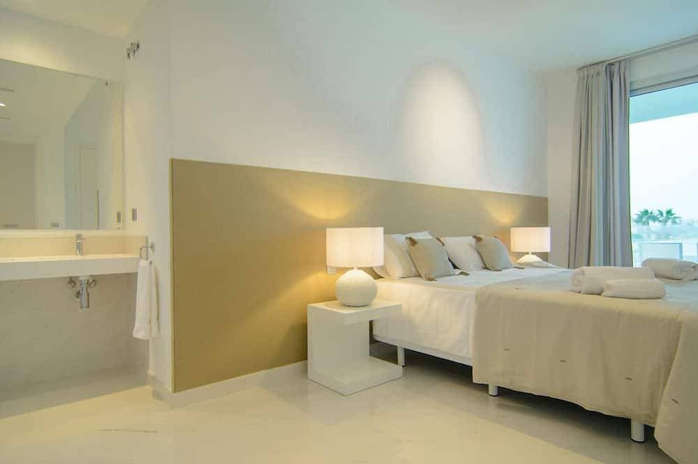 Foto 2 von 30: Luxus-Design-Apartment 3 Schlafzimmer, Terrasse & Pool nahe Strand